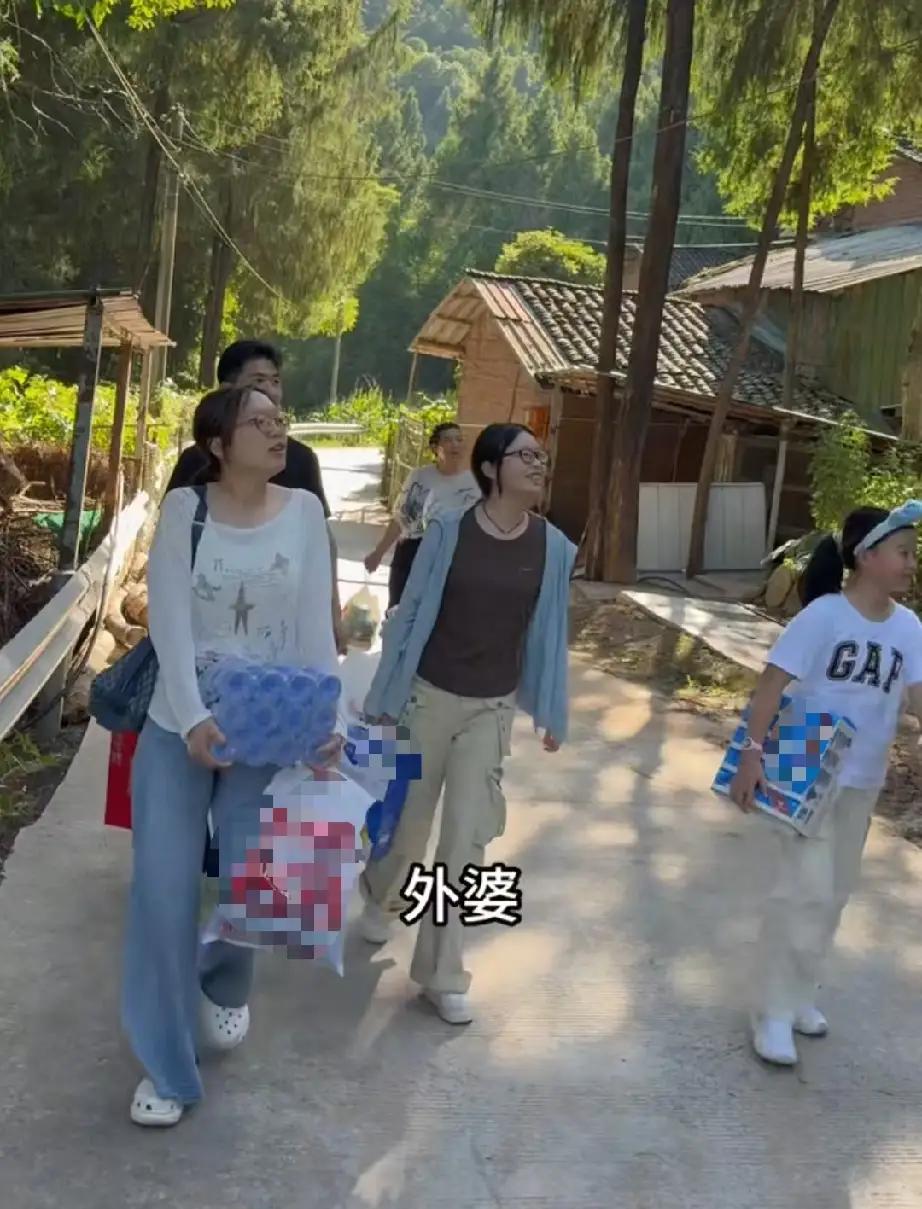 谢浩男妈妈，带着三个女儿，还有刘海军，一起回四川老家了，大妹说带刘海军体验一下四
