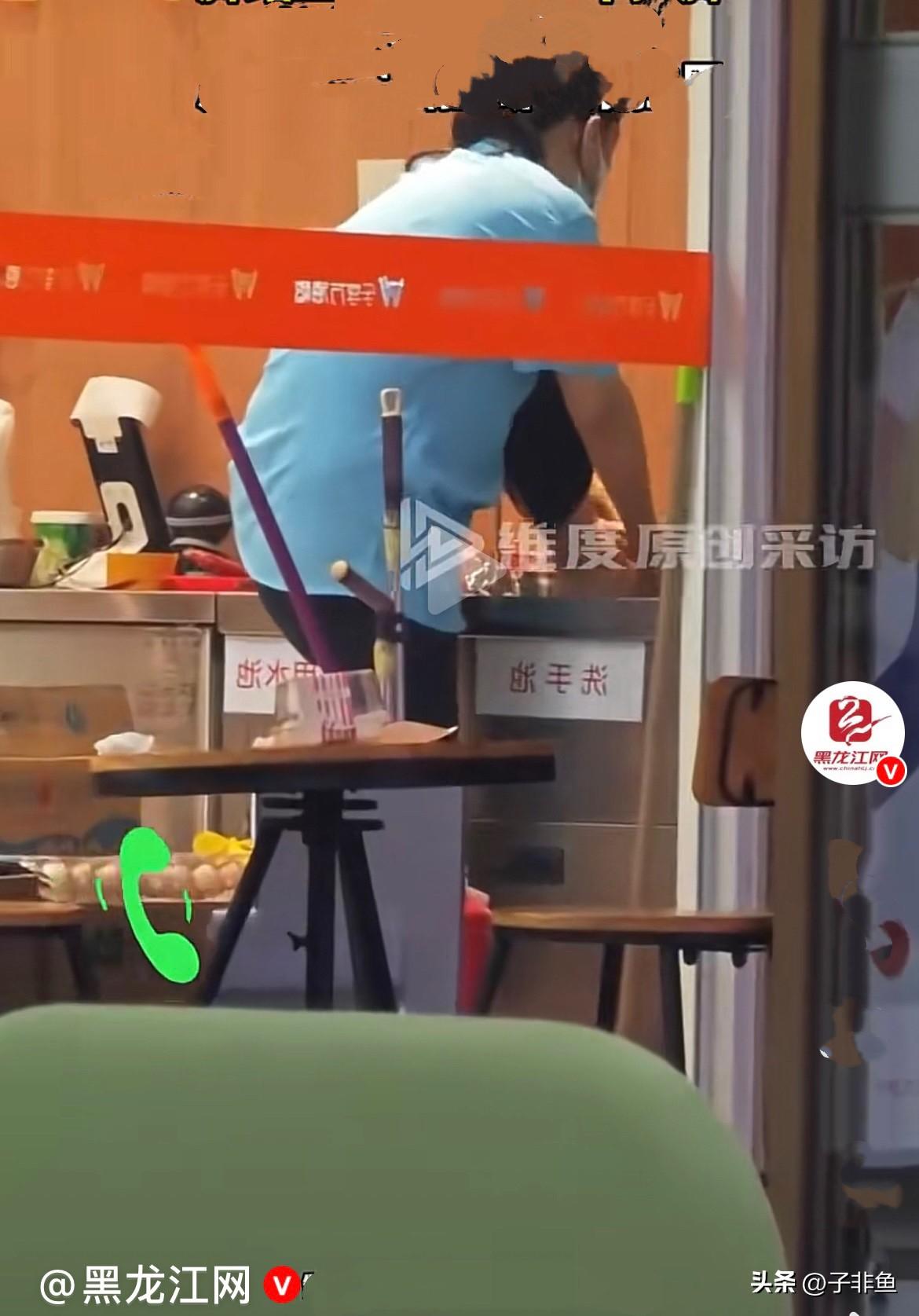 近日，辽宁沈阳一家开在医院里的便利店，曝出离谱卫生乱象……
        店内