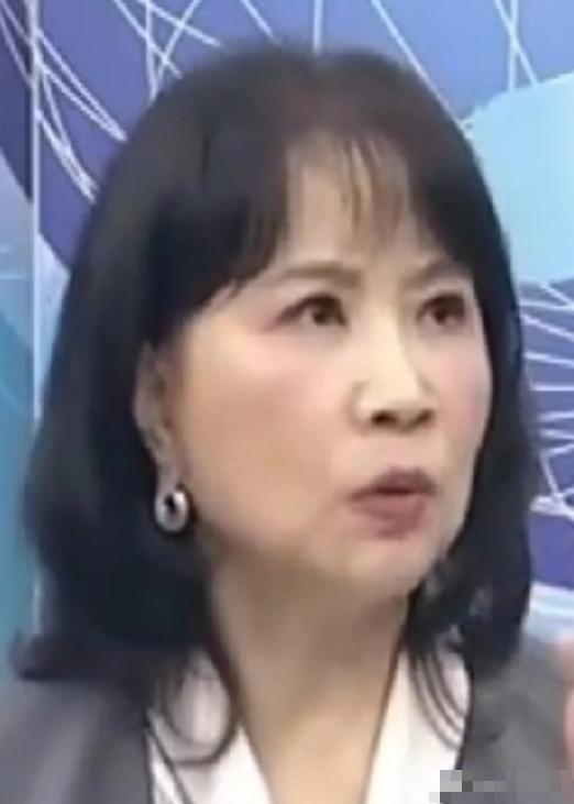 台湾省媒体人陈凤馨表示，按照民调来看，70%以上的台湾地区民众是接受自己是中华民