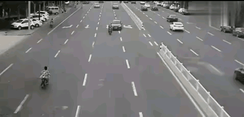 任你左右夹
发力全趴下
老子能怕谁
起来又打架

这两摩托怎么就这样不声不响，就