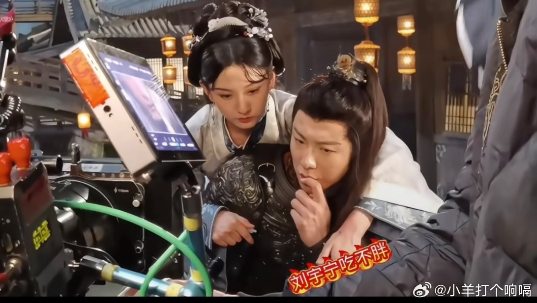 魏劭小乔严丝无缝的贴贴！估计是在拍小乔那滴眼泪滴到他脖子那个镜头 ​​​