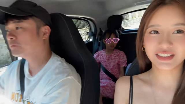 张子萱陈赫带着两个女儿旅游，好惬意啊！一家四口罕见同框，能把小日子过成这样，也是一种本事

#张子萱
