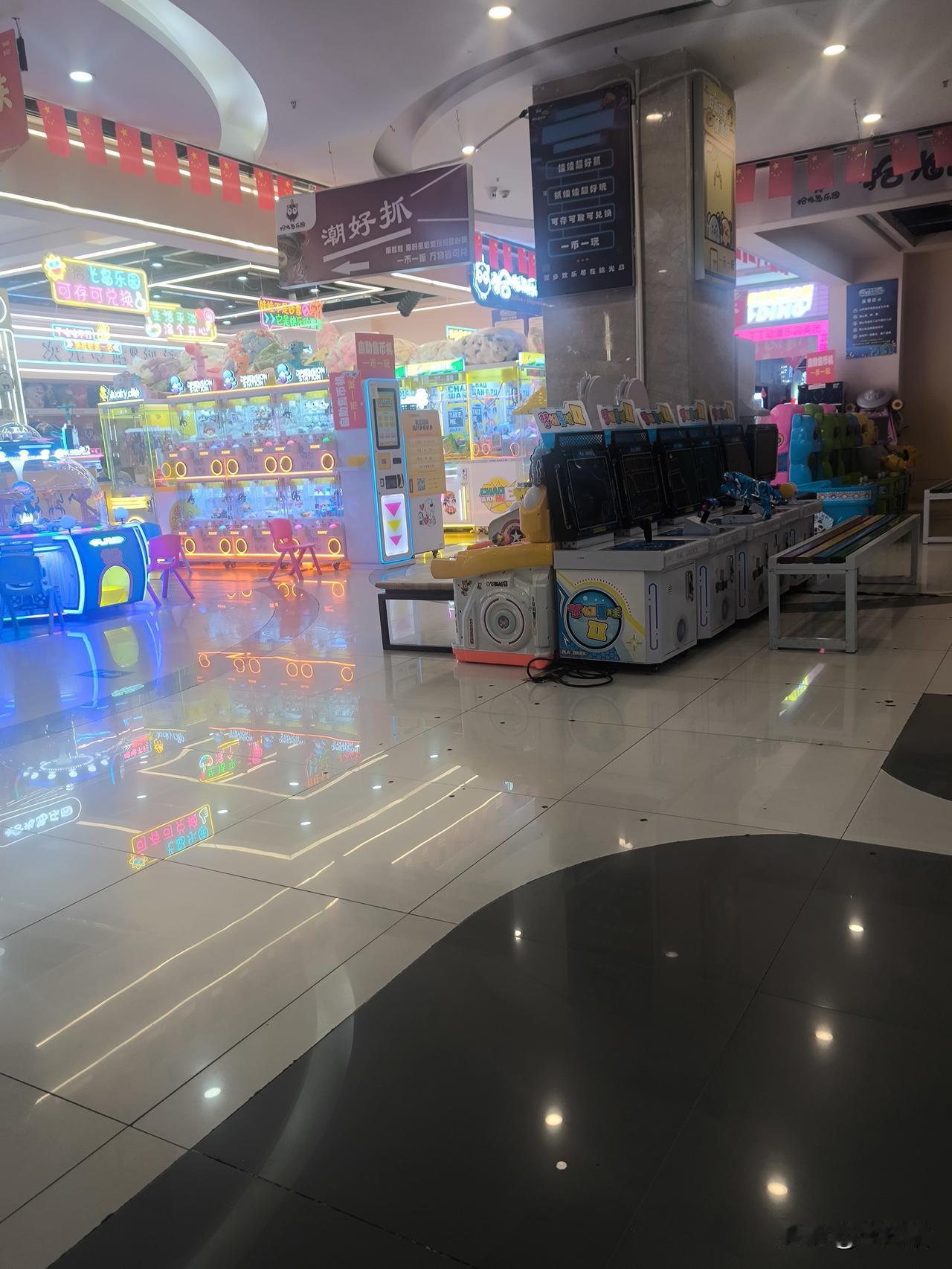 周末的这里，抓娃娃机前挤满了跃跃欲试的年轻人，射击游戏区传来阵阵欢呼，灯光闪烁得
