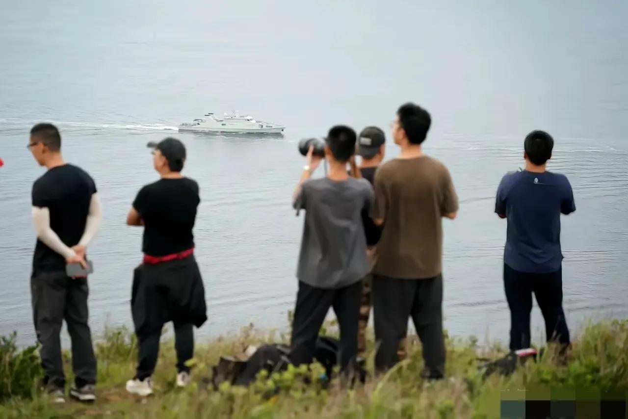 没有预约到参观军舰的门票，还是香港的市民，懂得门道多啊。



他们早早就爬到山