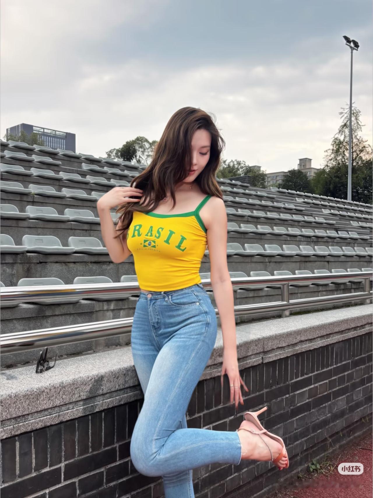牛仔之光，喜欢这样的牛仔裤穿搭美女吗？