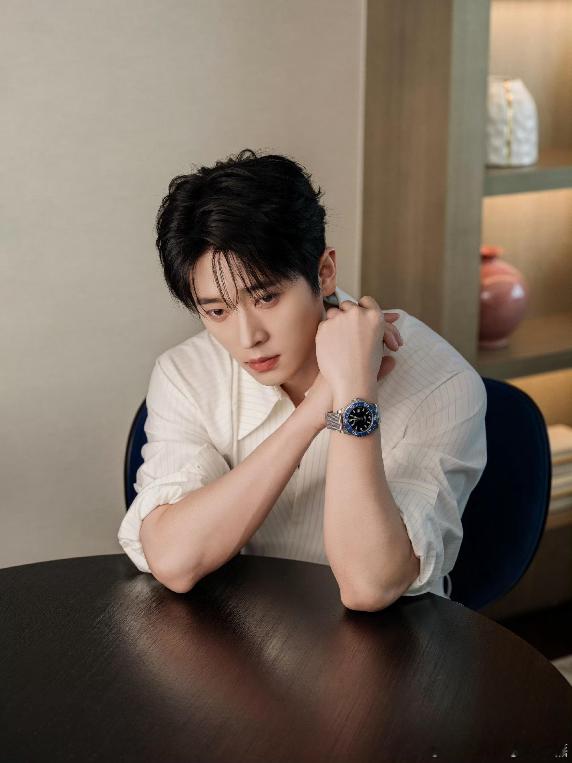 丞磊浪琴活动造型出图，还有两张新自拍