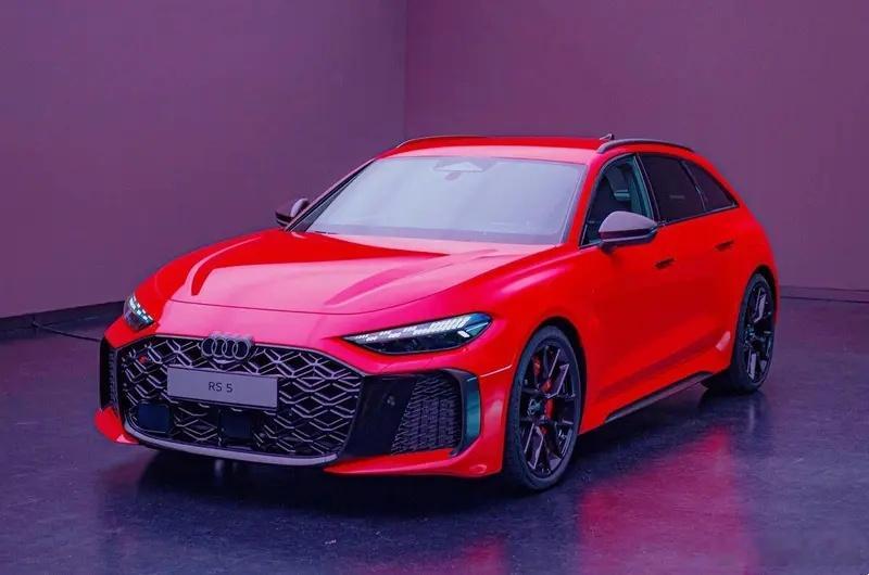 懂车之道讯日前，奥迪正式发布了2026款奥迪RS5家族官图。新车设计层面主要对细