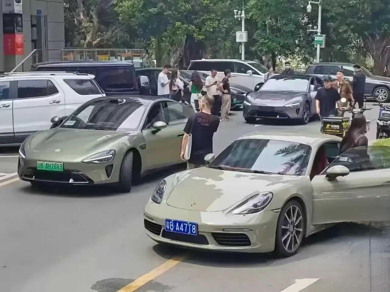 这样同框一对比，小米其实和保时捷还是有很大差异的，
小米神态比保时捷更好一些。
