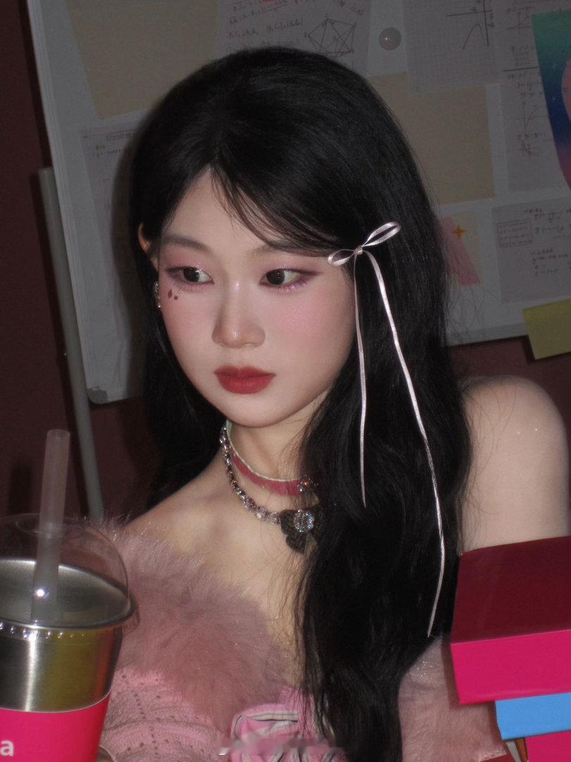 王亚飞对沈佳润全肯定王亚飞遇到沈佳润就变夹子音 沈佳润素颜的时候，脸上还有一点婴