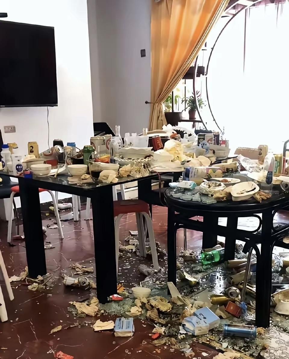 为了省钱，请朋友在家里聚餐，没想到最后把家折腾的一塌糊涂。这位网友请的是些什么朋