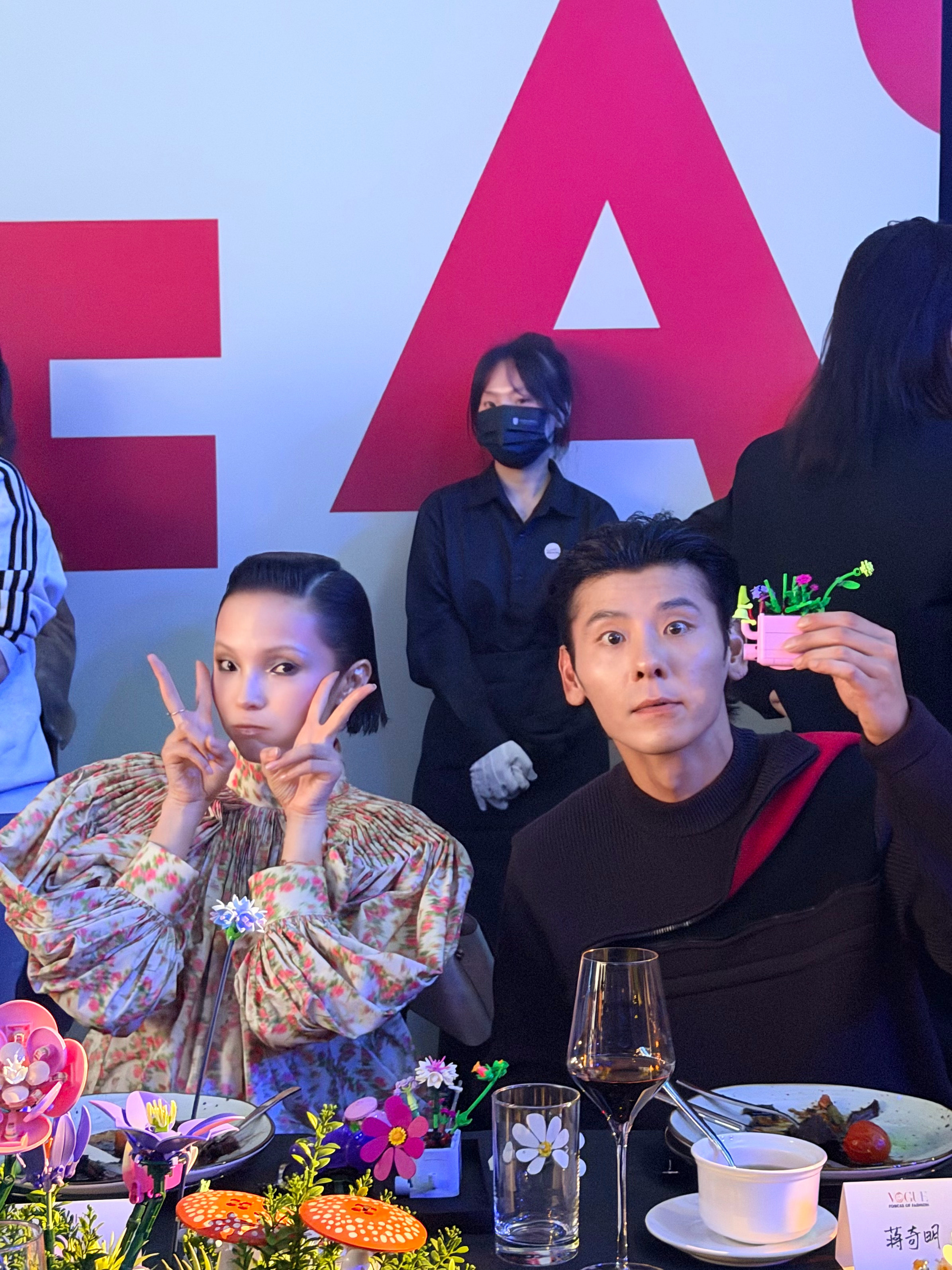 蒋奇明雎晓雯同框蒋奇明和雎晓雯合照的表情很难得的梦幻联动！一个灵动俏皮，一个沉静