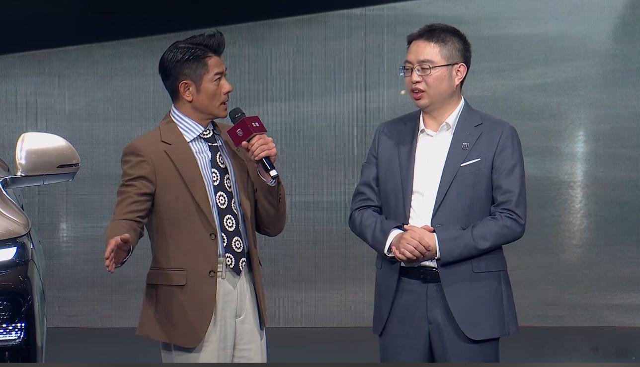 奕境X9全球代言人是郭富城郭天王，而且天王还来到了发布会现场，还提到奕境X9是郭