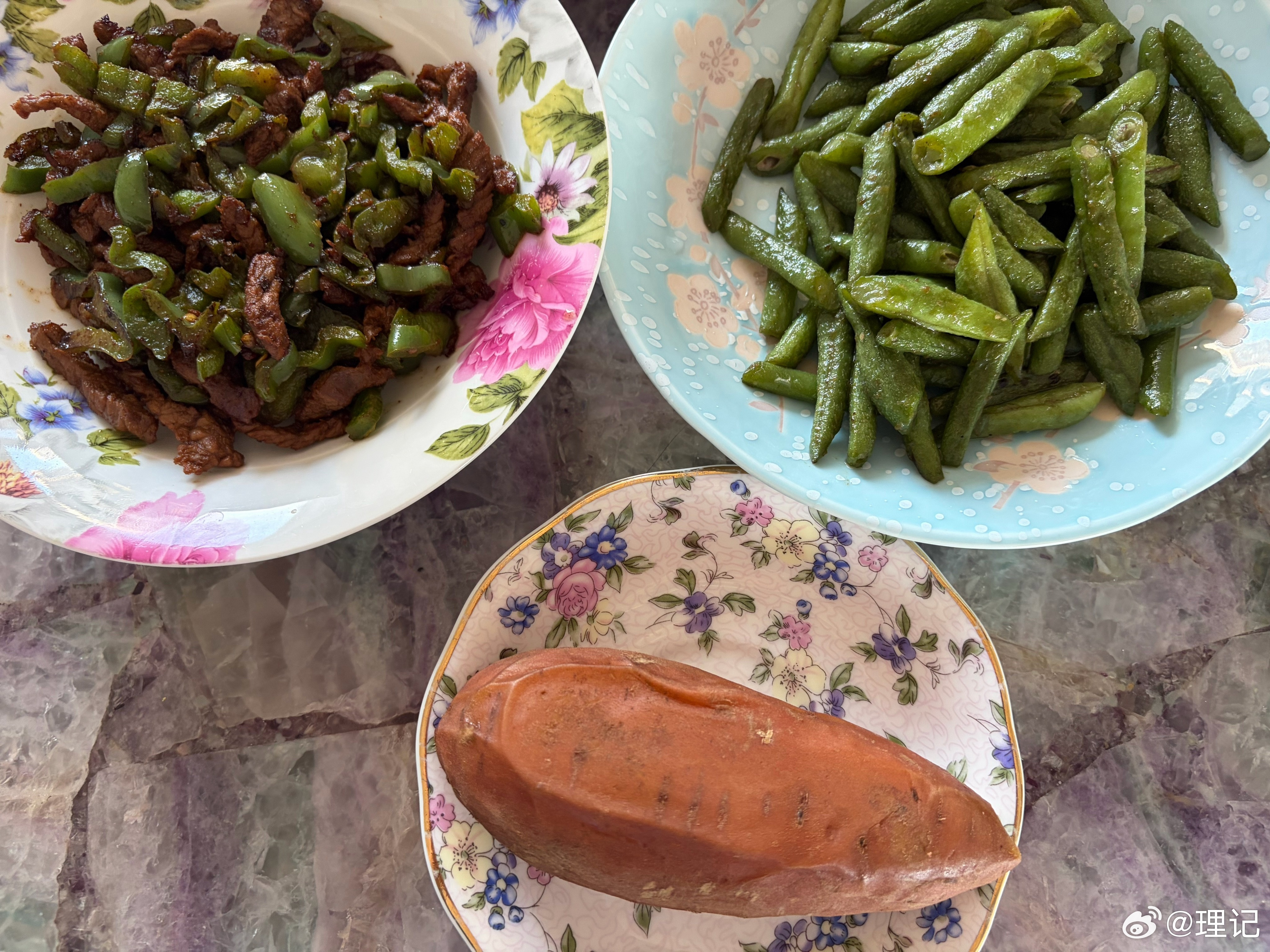 午餐：青椒炒肉丝，清炒豆角，煮红薯。吃不了那么多，一半吧。 