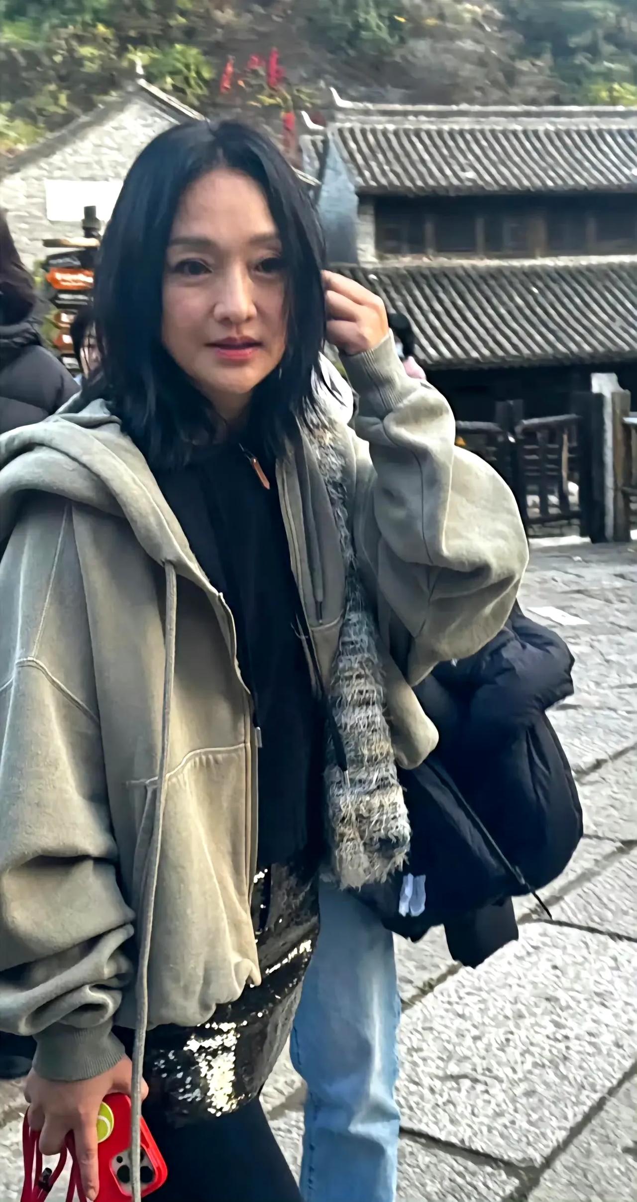 第一眼看上去，真的有点不敢相信这是华语影坛得奖最多的影后周迅。这张素颜照让她看起