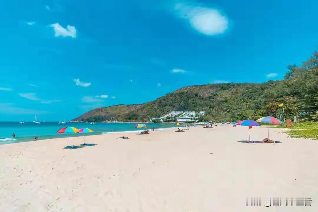 曾经的泰国在很多人心中是旅游天堂，香港演员米雪、任达华每年都去休假，还获旅游局感
