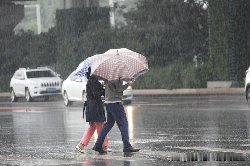 一场秋雨一场寒蜀山区的秋雨格外引人注目，似春风拂面绵绵不绝，又似梨花带雨淅沥沥，