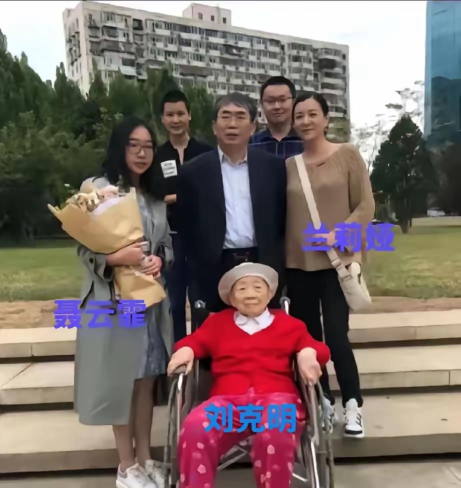 王静虽然跟聂卫平离婚了，但是儿子聂云青也是可以去看爸爸的，甚至于说跟兰莉娅聂云菲