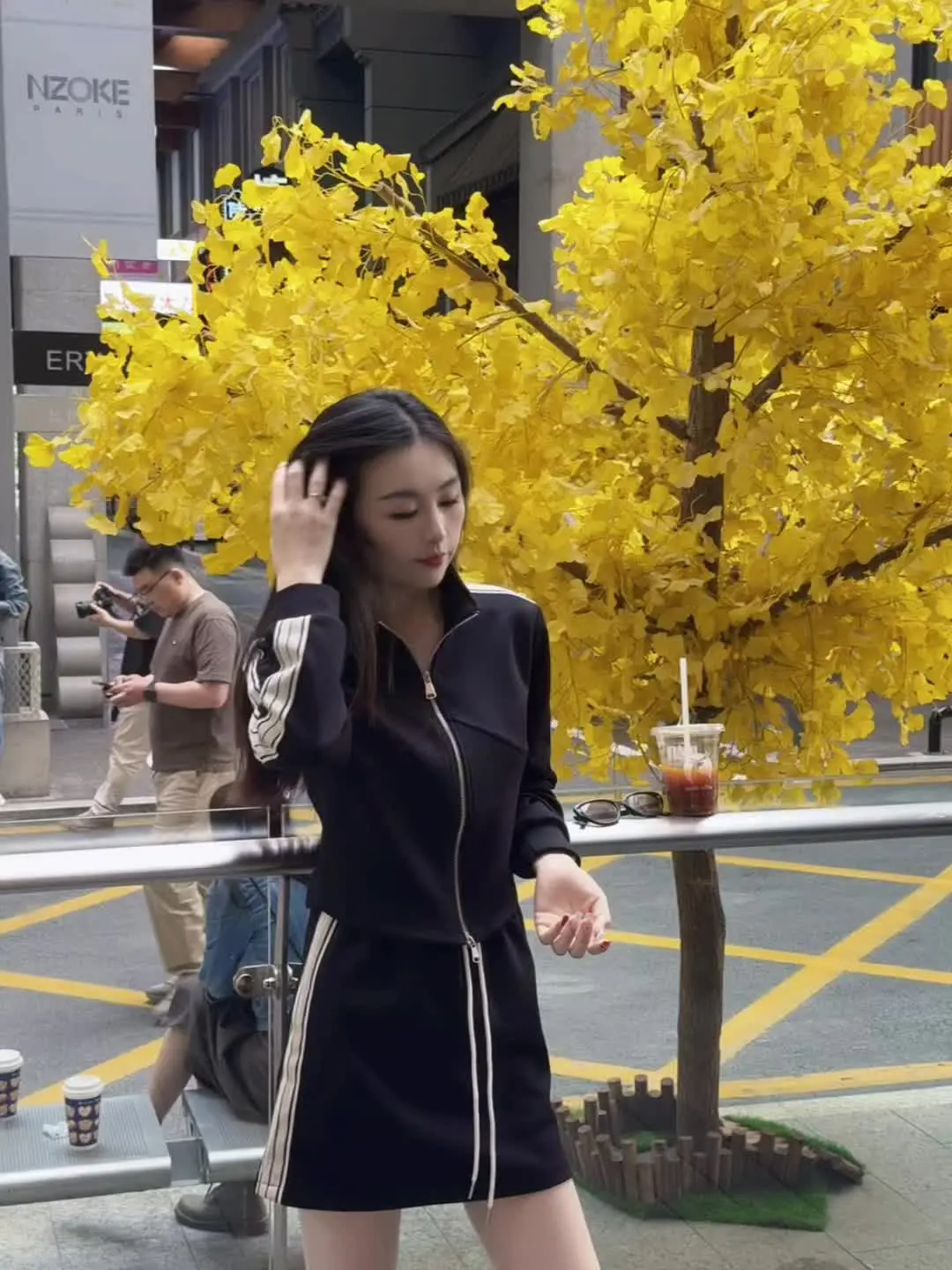 我自己和其他男孩聊 却不允许你跟别的女孩聊 不是我自私 因为我确定我不...