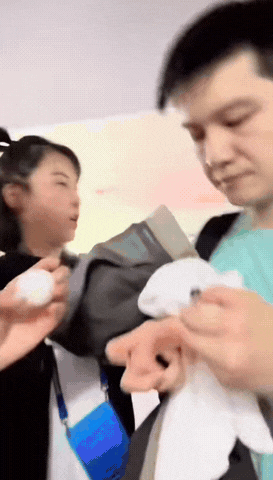 羡慕这两个字说麻了！东哥又又又给小队员签名了！他真的有在好好的做小队员们的偶像，