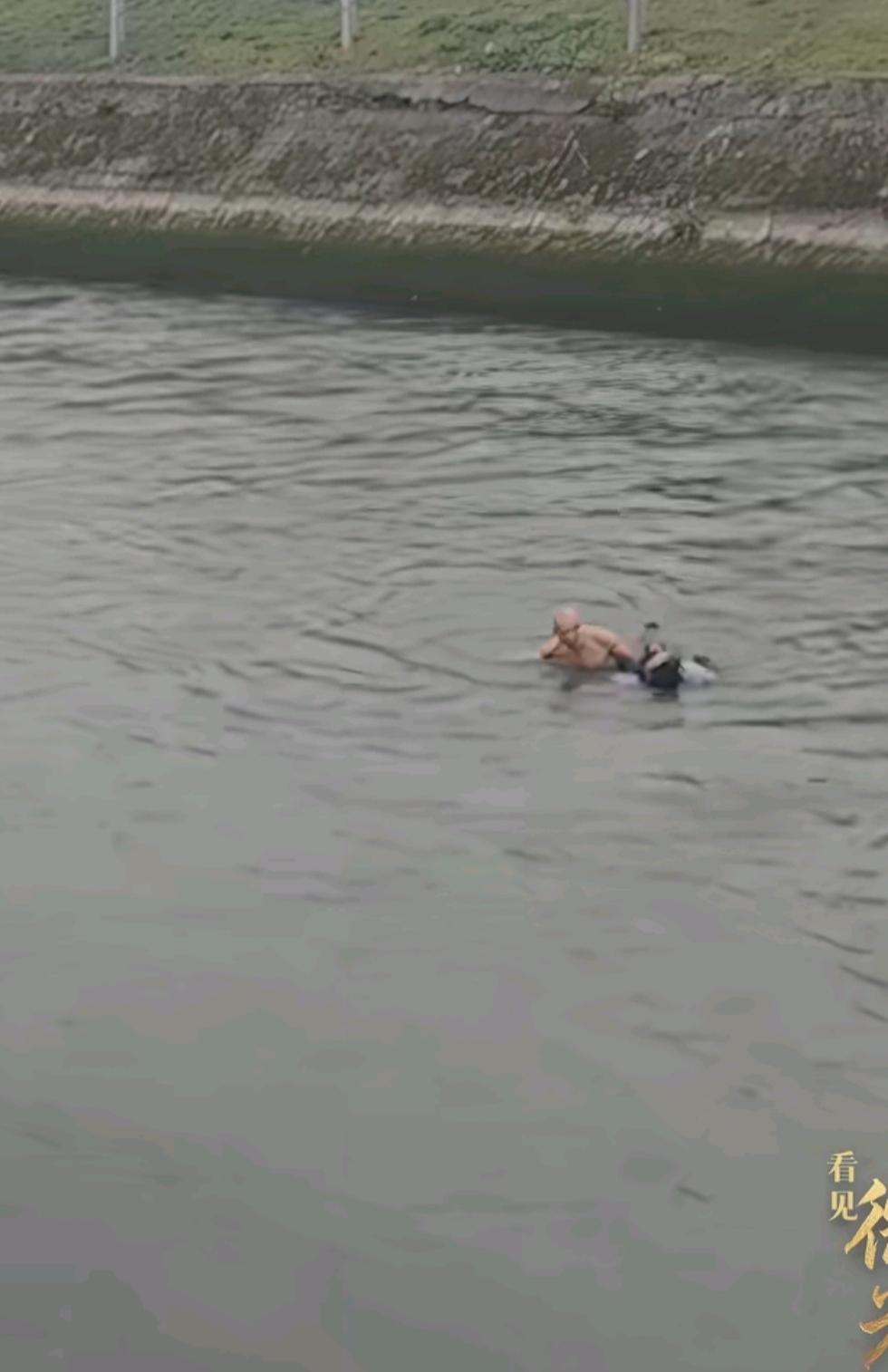 “当时没觉得冷，可事后我的脚抖了半天。”救人英雄说道。
1月7日，一名成都男子不