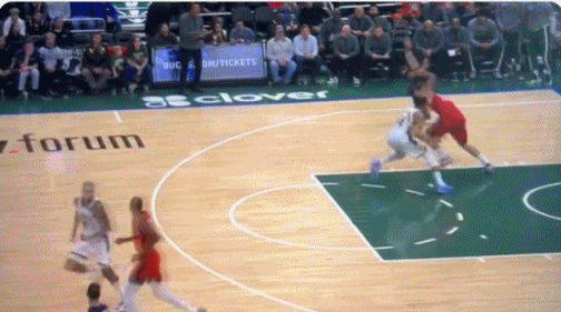 申京这个球太嚣张了，火箭122-115险胜雄鹿，字母哥看到这个球都觉得不可思议，