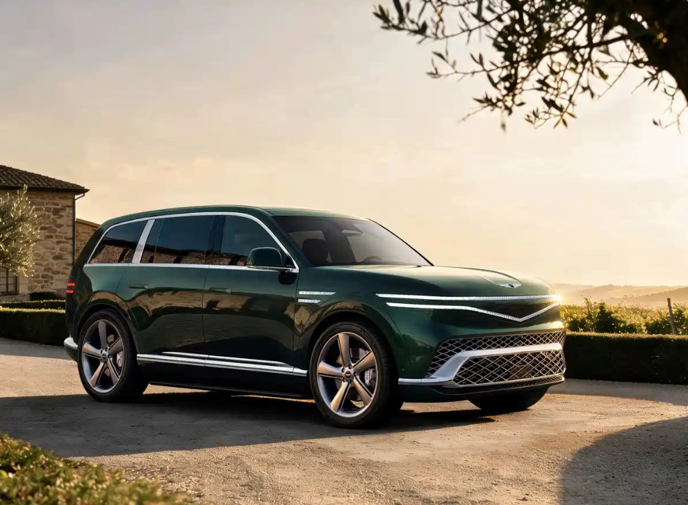 车市热门 8月20日，捷尼赛思发布了旗下首款大型旗舰SUV——GV90车型官图。