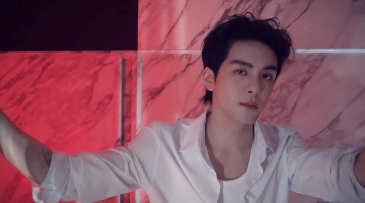 这就是浴室麦霸曾舜晞吗 被曾舜晞的浴室演唱会圈粉了！花洒当麦开唱粤语歌，白衬衫造