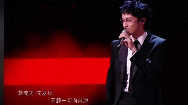 王传君台上哽咽不提名字，千万网友却齐刷刷喊出同一个人