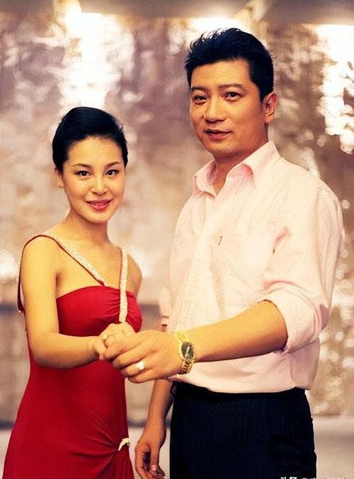 旧情已成过往！他曾和汤唯同居三年，如今娶妻定居北京，一家四口安稳幸福
 
谁能想