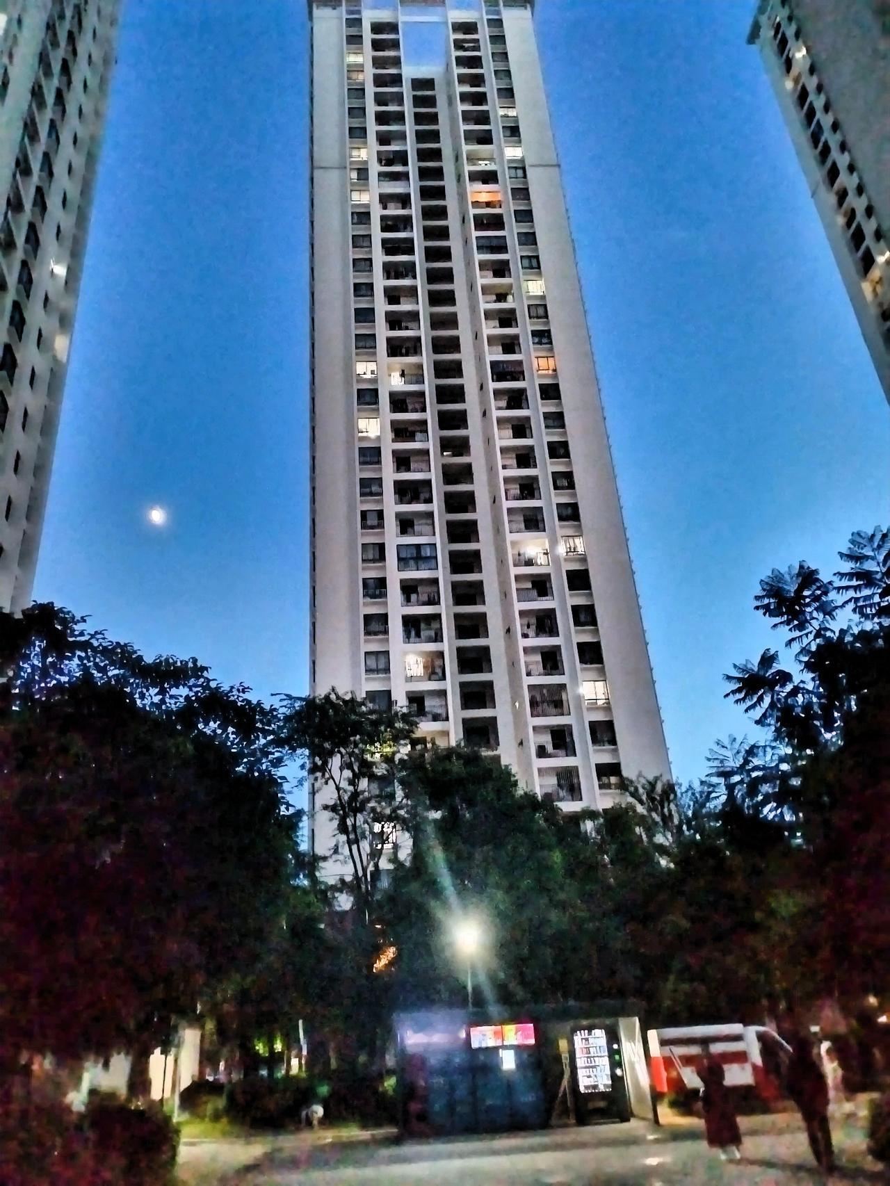 记录我的2026 黄昏时分，城市高楼与月色交相辉映，静谧而美丽。街道上行人匆匆，