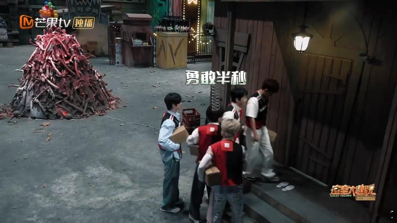 #王铮亮勇敢了但没完全勇敢#解救管理员，张远进幽镜长廊迷路尖叫，说无数次对不起，