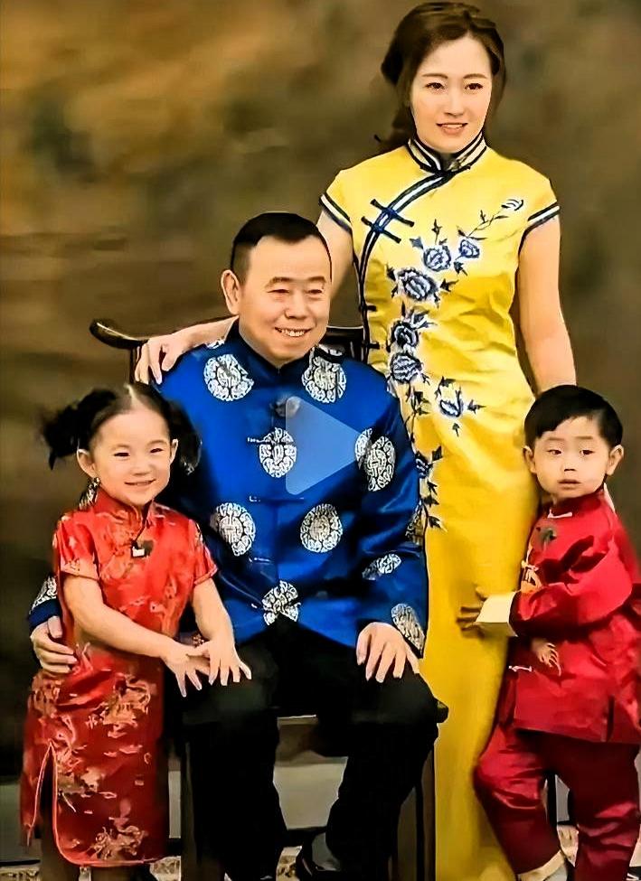 潘长江结婚那年，把剧团旁边的厕所改成了婚房。一住8年。

1981年他和杨云领证