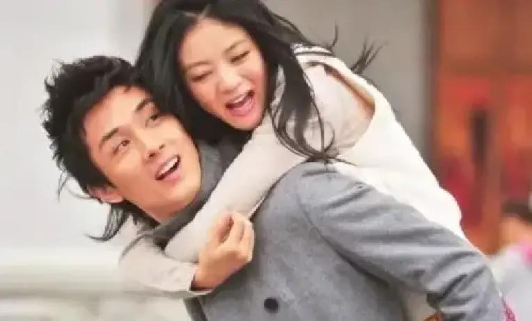 一觉睡醒，
 
是不是全网都知道了。
 
昨晚播出的综艺上，李承铉与戚薇合体录制