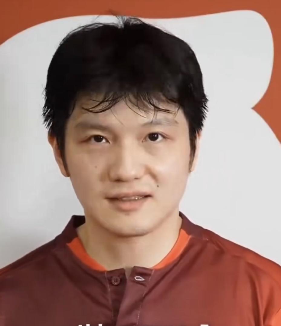 好久没有樊振东的消息了，今天刷到他的一个采访视频，新赛季还是参加海外联赛，很长时