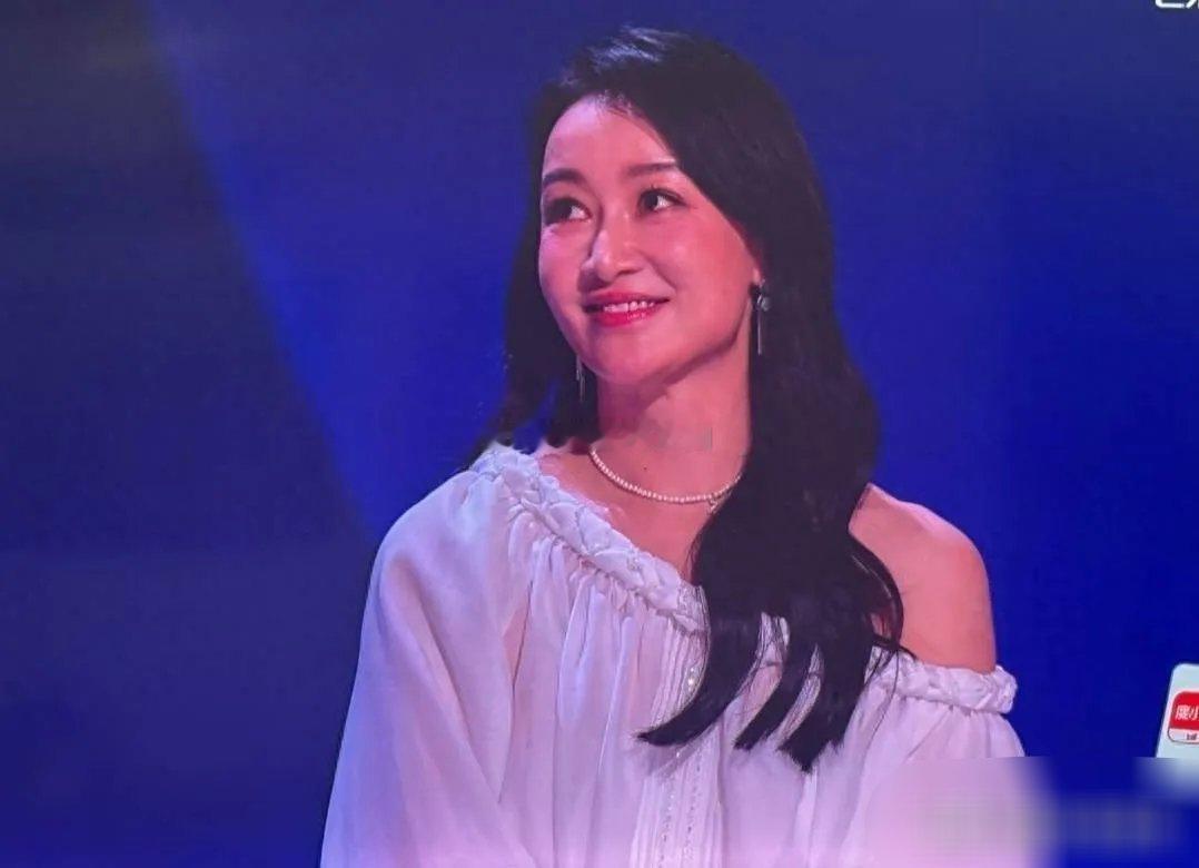 温峥嵘哭着卖惨那段我真看乐了——姐，但凡你把擦眼泪的力气匀一半给对嘴型，都不至于