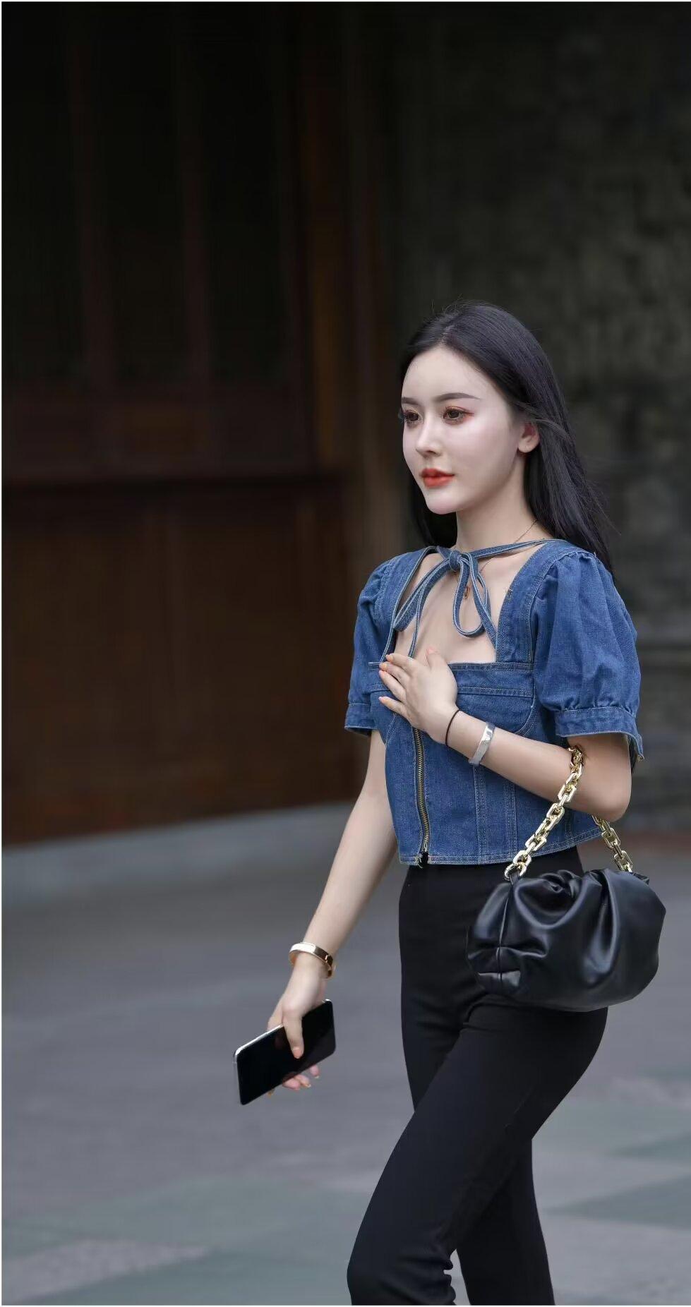 “戏“与“人生“最大的区别是: 戏可以彩排，演砸了可以重演。 但人生不同，人生就