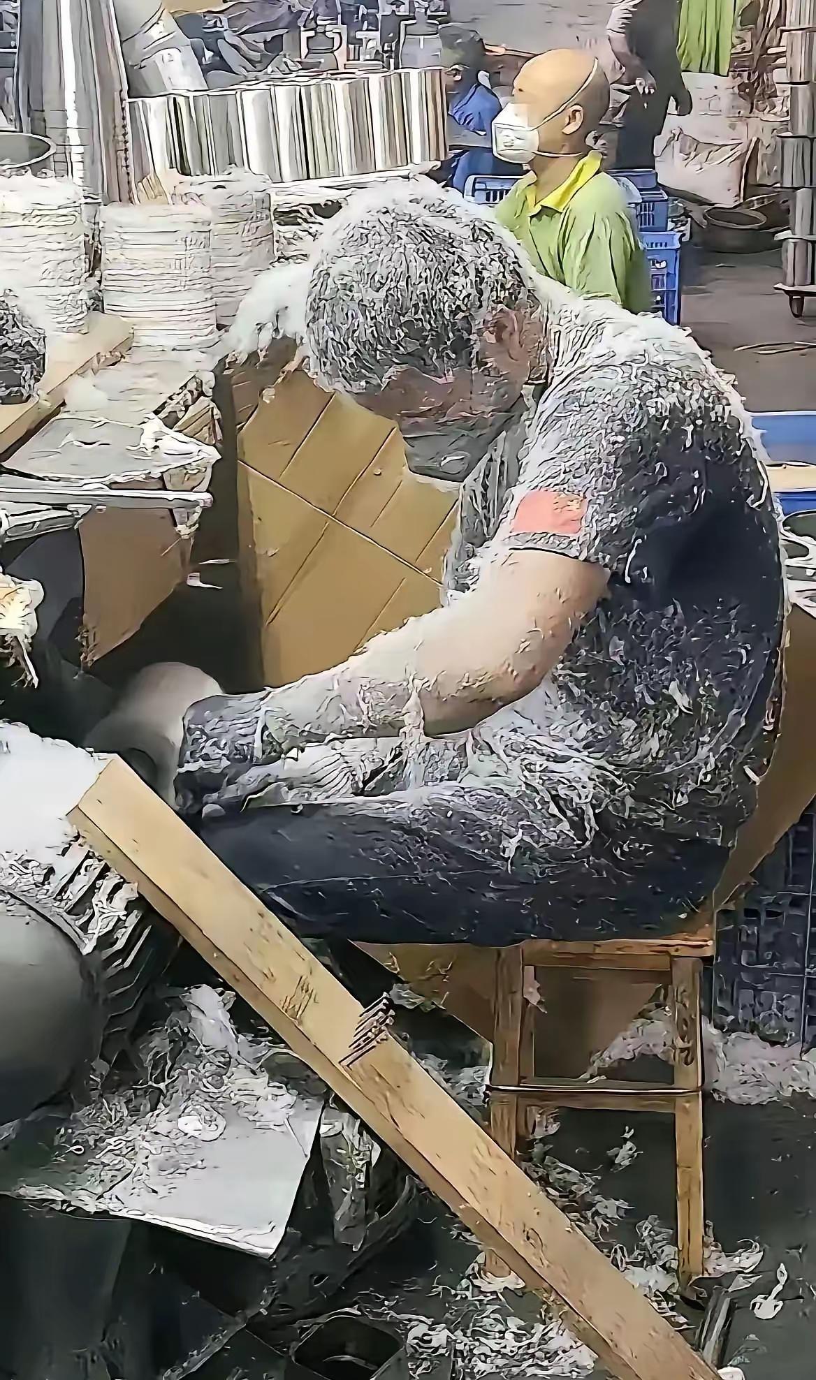 为了生活，你的样子让人心疼！

这张照片，让人心头一紧。

一位工人坐在木凳上，