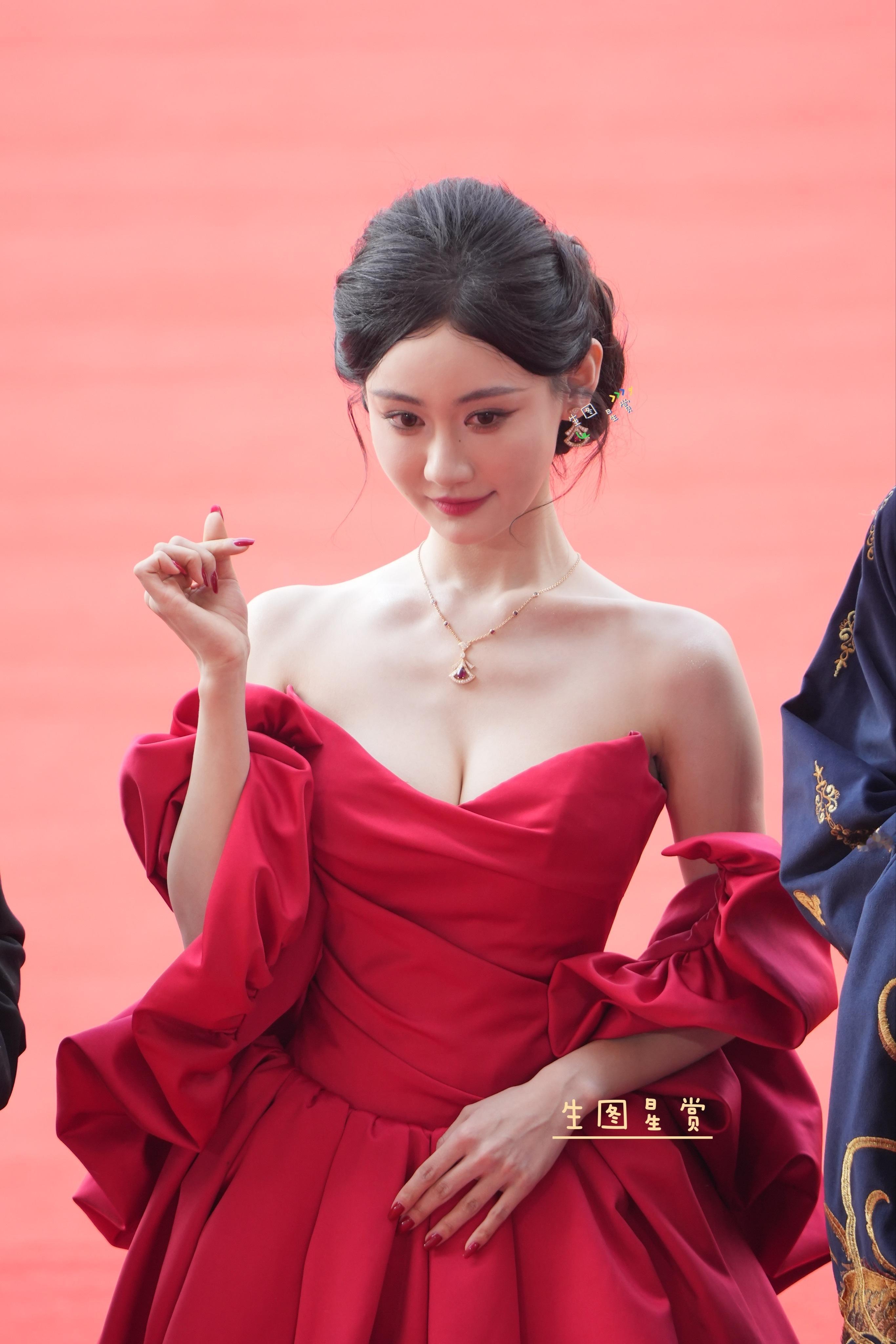 曹赛亚×微短剧之夜红毯上鲜丽的红玫瑰🌹 ​​​