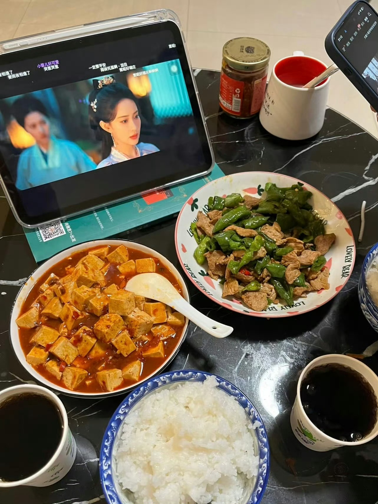 当我告诉自己买iPad是为了提高效率买前生产力，买后爱奇艺 ​​​
