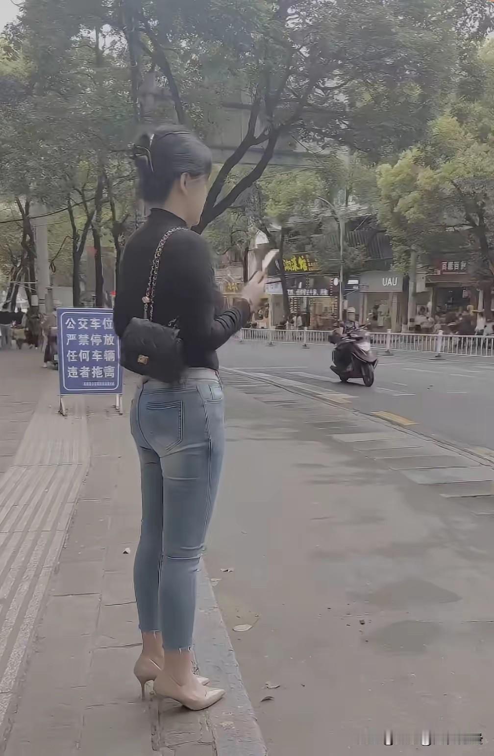 路边一女子，虽说没有大长腿，但这并不影响她散发独特魅力。