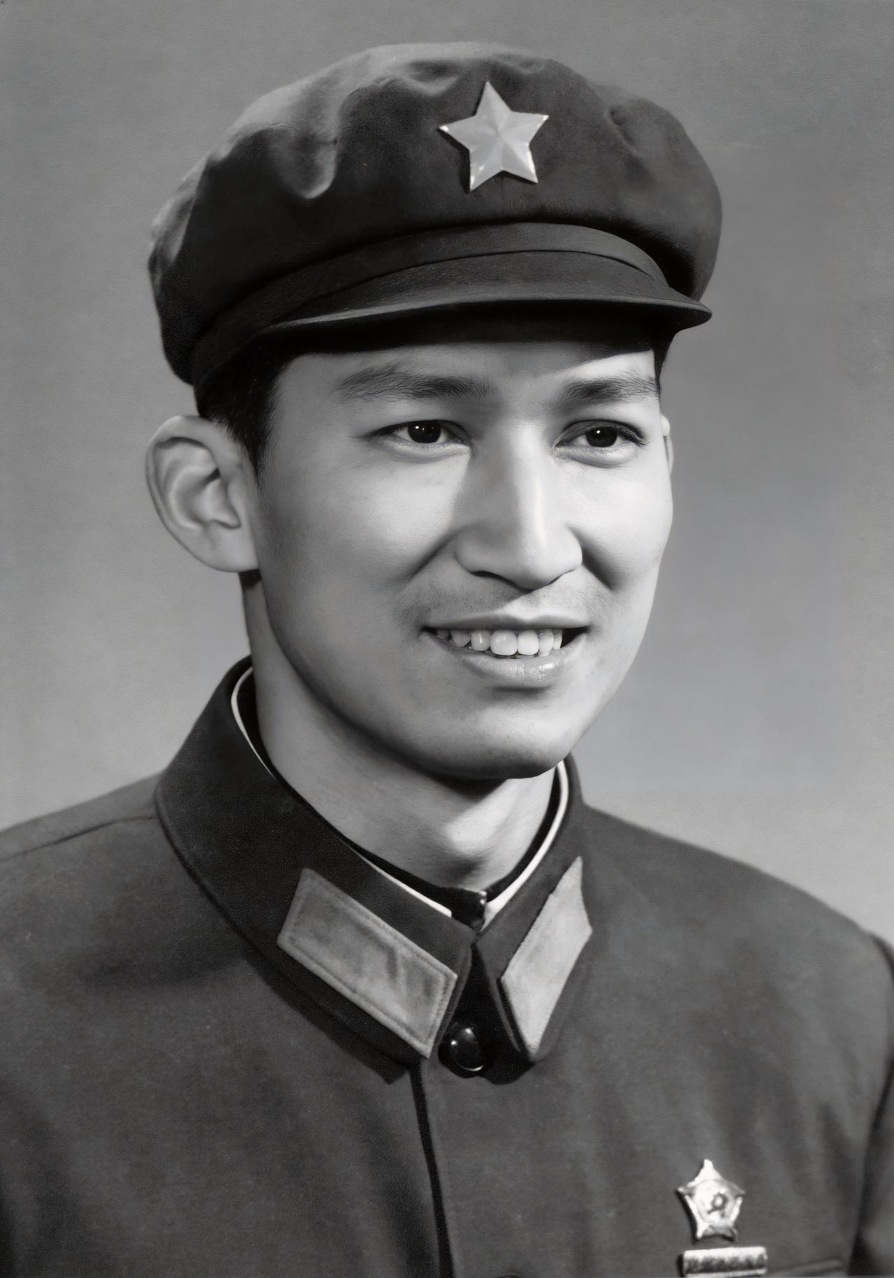 这个身穿军装，颜值很高的年轻男子正是李春平。从面相上看，他必定会成为大富之人。1