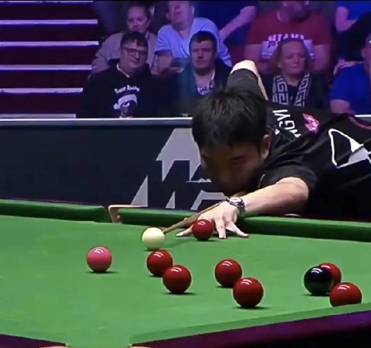 一杆清台，让世界第七呆坐整场。
范争一抓住布雷切尔红球失误的瞬间，俯身、出杆、轰