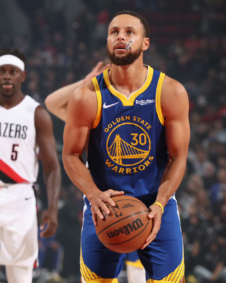 库里今天为啥有13次罚球？答：NBA新赛季已经实施了一项新规则：防守球员在进攻球