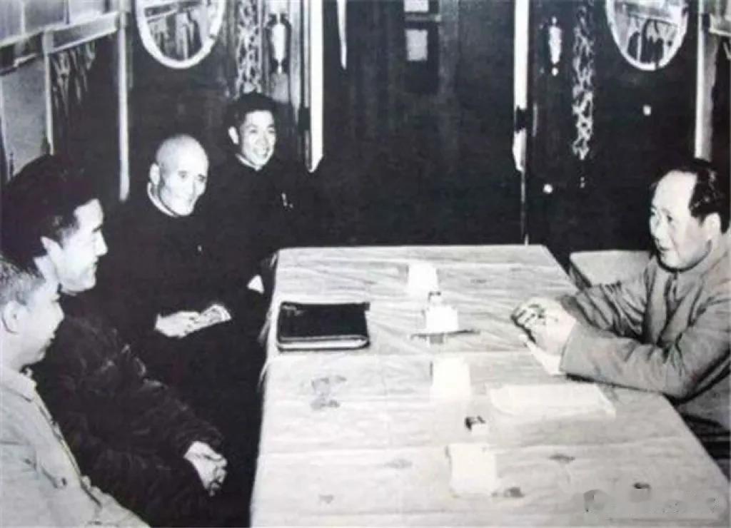 1971年8 月 25 日 晚，他在武昌东湖客舍同华国锋谈话，看到华国锋戴着毛泽