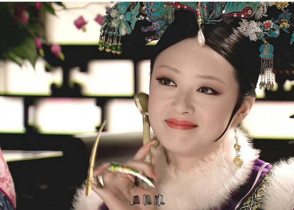 蒋欣生图更是妈妈级别 好美好美，蒋欣黑色露肩礼服，好好看，真的疯狂心动了，华妃娘