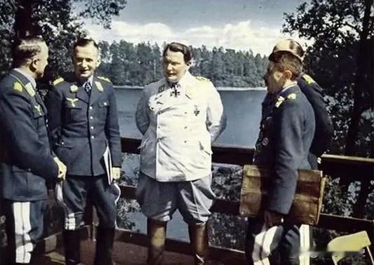 德国空军总司令、帝国元帅赫尔曼·戈林在和几名空军军官交谈，图中左二是空军总参谋长