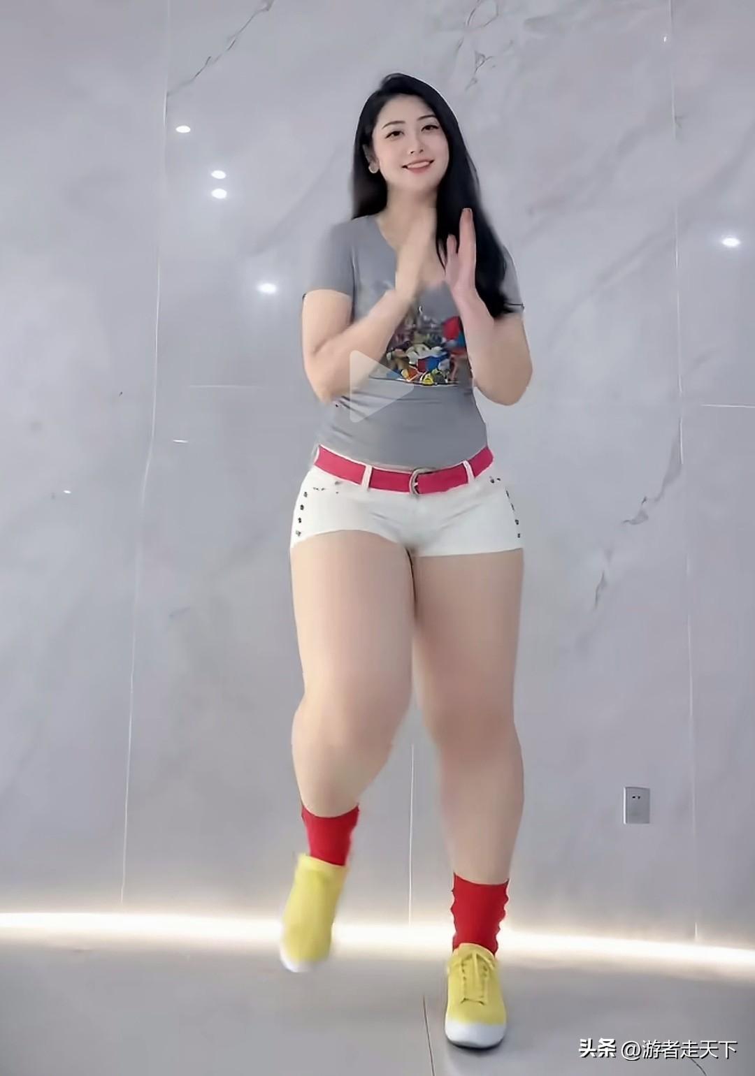 这是加的特效，还是真有这样身材的人？
图中这名女子大腿几乎和腰一样粗，但是脸和上