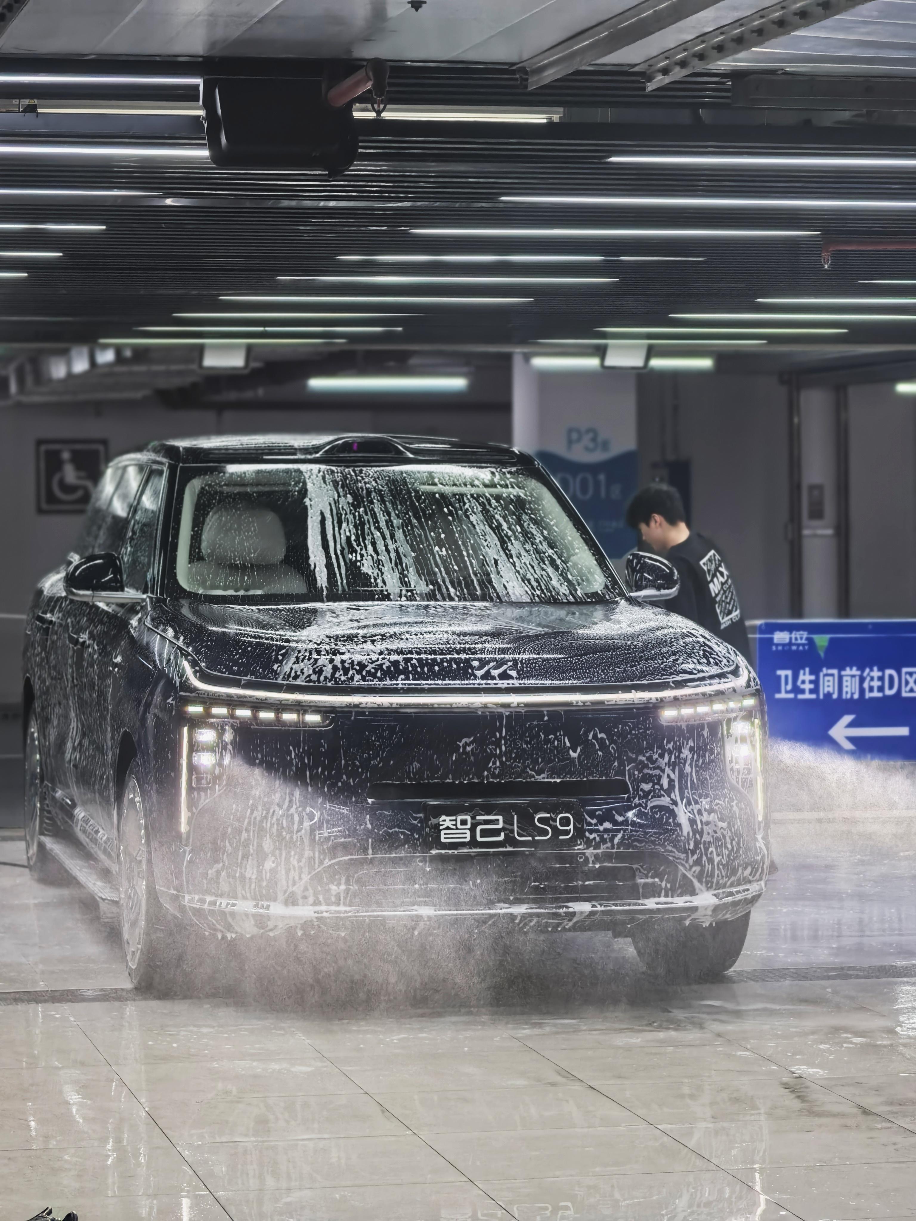 刚开 LS9 去洗车给小哥喜欢坏了一个劲儿的说羡慕我年纪轻轻就开这么好的车我说别