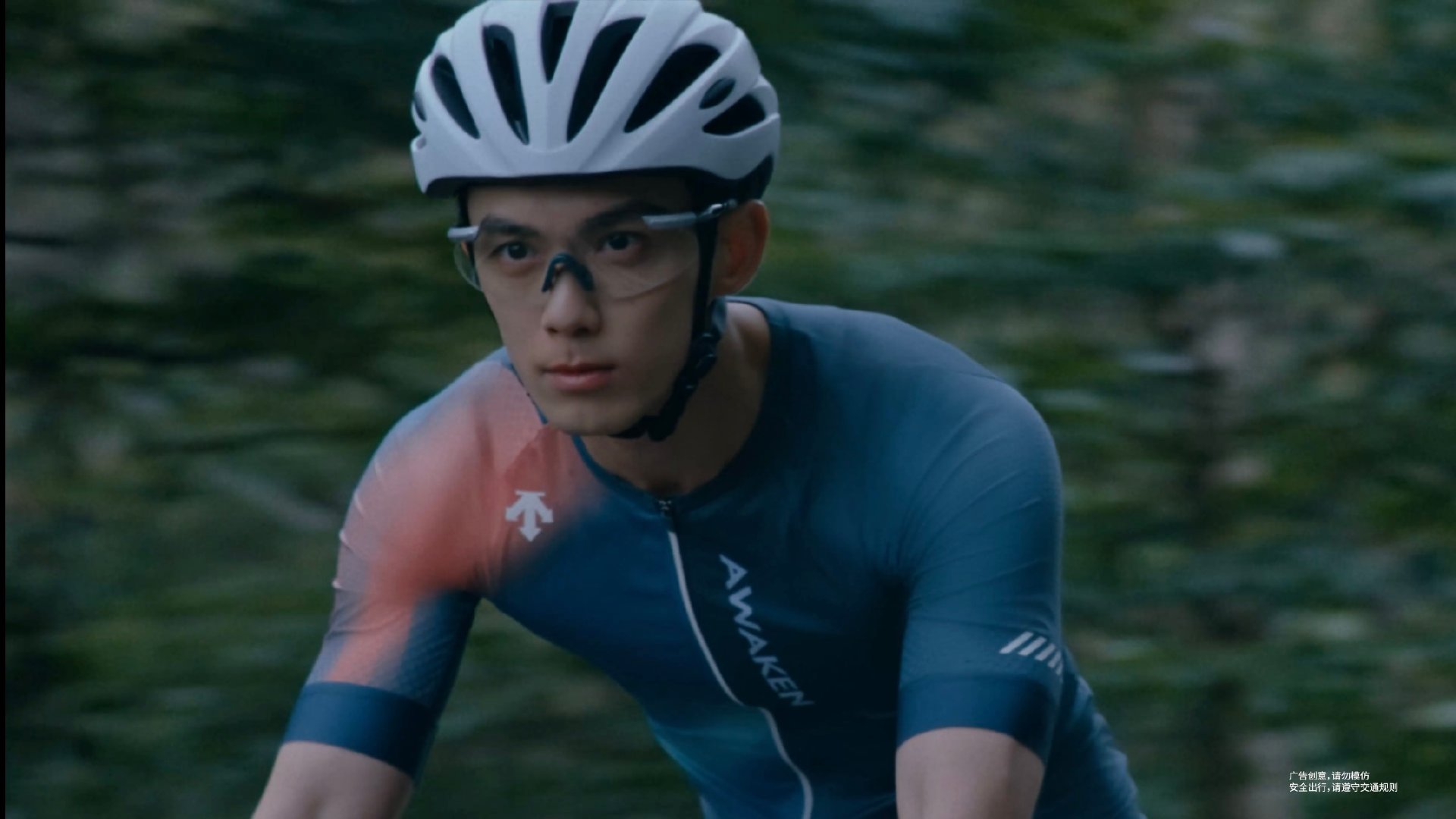 吴磊骑行社成团 运动中积蓄力量，稳定内核。一个人或许能骑得很快，但一群同频的人能