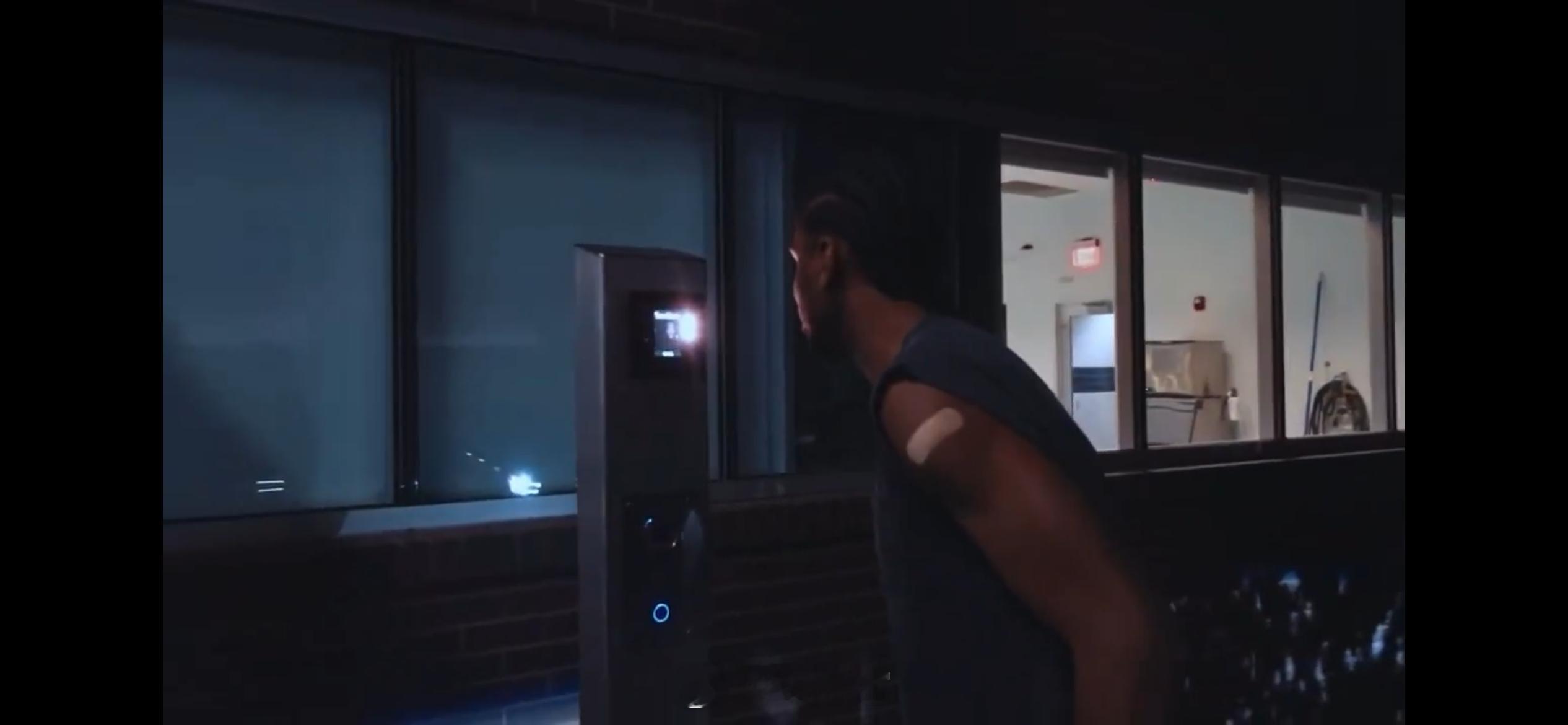 麦凯恩的vlog记录了他开始雷霆生涯的两个细节：一是去训练馆刷脸打不开门，亚历山